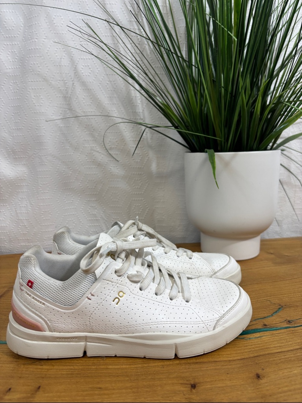 ON Running The Roger Women's White Leather Sneakers 7.5